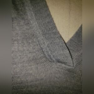 NWT. Banana Republic heather gray 100% merino wool V-Neck Sweater L